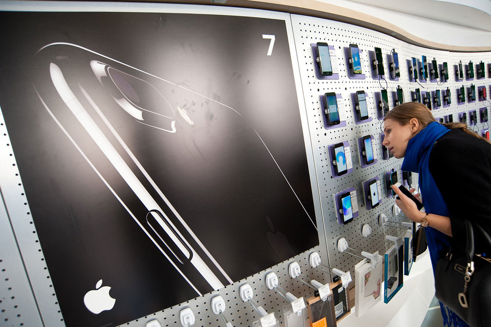 IPhone 7 за первый полный месяц продаж занял более 3,5% российского рынка смартфонов и более трети сегмента премиальных аппаратов