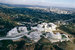 J. Paul Getty Museum (Музей Гетти) — самый крупный художественный музей на Западном побережье США и самый богатый музей в мире. Он открылся в 1976 г., а в 1997 г. для разросшейся коллекции был построен новый комплекс – Getty Center. На фото: вид на Getty Center с высоты птичьего полета