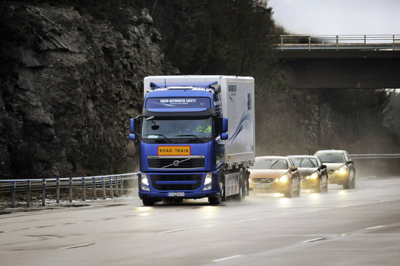 Водитель грузовика Volvo с помощью датчиков и WiFi может управлять движением целой автоколонны