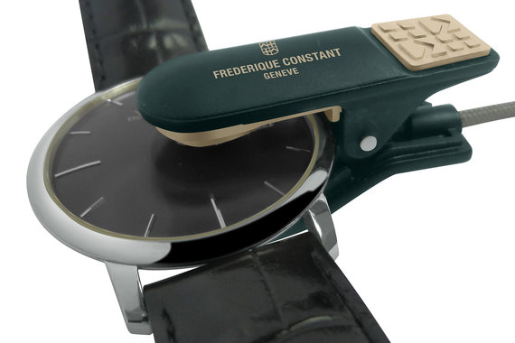 Устройство Frederique Constant Analytics крепится к часам и измеряет точность их хода в течение нескольких секунд