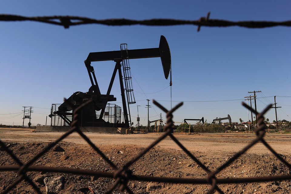 Добычу нефти лучше снижать на зрелых месторождениях