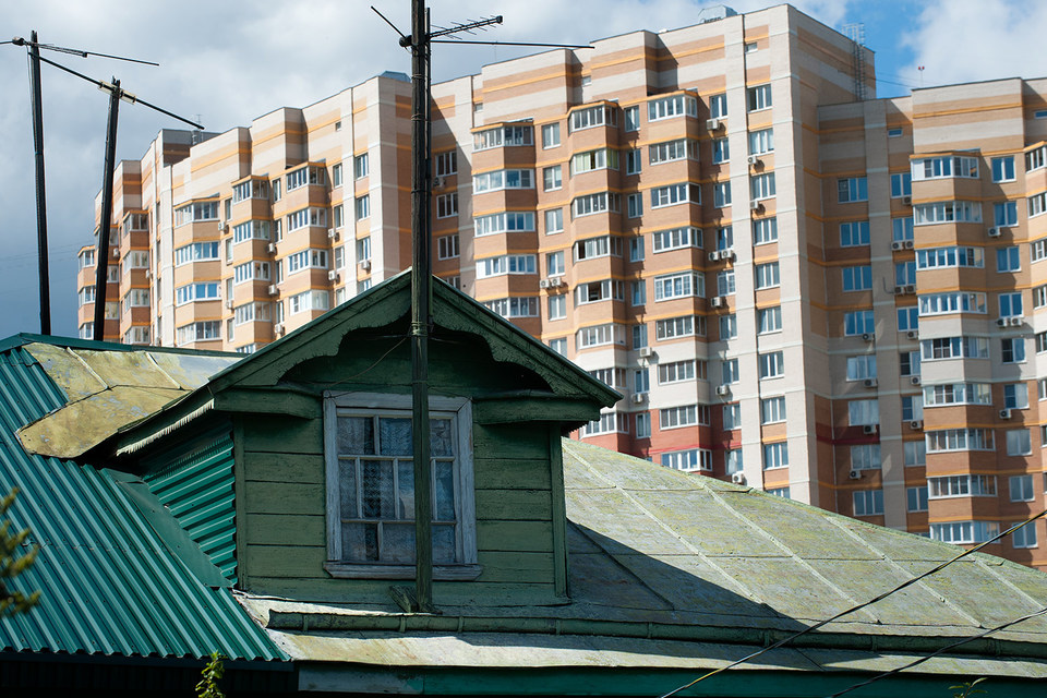 «Из-за появления высотных новостроек обесценивается загородное жилье элитного и бизнес-класса, – уверен Владимир Яхонтов из «Миэля». – Помимо транспортных сложностей возникают проблемы с безопасностью, мусором и т. д. Но для стареньких домиков на окраине появление рядом хоть какой-то инфраструктуры – а она обязательна в крупном ЖК – будет плюсом»