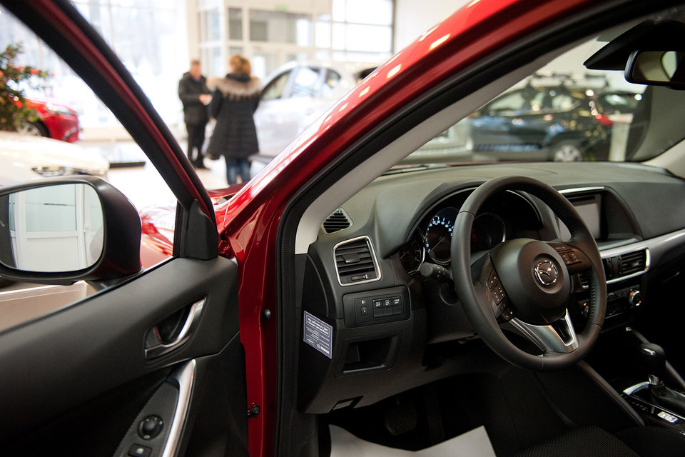 Продажи легковых автомобилей выросли впервые за два года