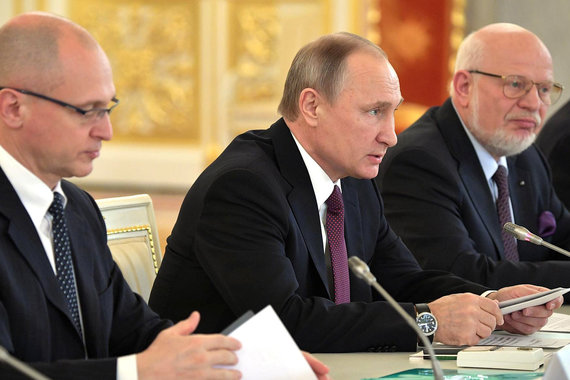 Сергей Кириенко, Владимир Путин и Михаил Федотов (слева направо) готовы снова заняться так и не решенной с прошлого года проблемой НКО – иностранных агентов