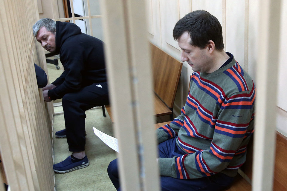 Бывшие бенефициары «Траста» успели уехать из России, поэтому на скамье подсудимых – бывшие менеджеры банка Олег Дикусар (слева) и Евгений Ромаков (справа)