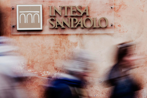 Intesa выступает консультантом «Роснефтегаза» по сделке, пишет Reuters