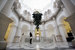 Елка, подвешенная «вверх ногами», в ротонде галереи Tate Britain в Лондоне - арт-высказывание иранского художника Шираза Хошари