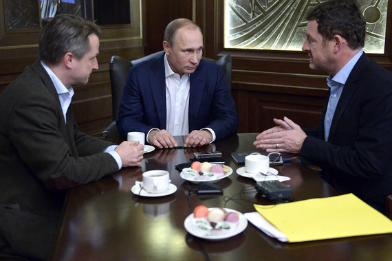 Президент России Владимир Путин (в центре), главный редактор газеты Bild Кай Дикманн (справа) и заместитель главного редактора газеты Bild Николаус Бломе во время интервью в резиденции "Бочаров ручей" в Сочи