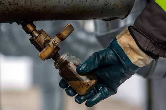 Избыток нефти на рынке не сокращается, из-за чего цены падают все ниже и ниже