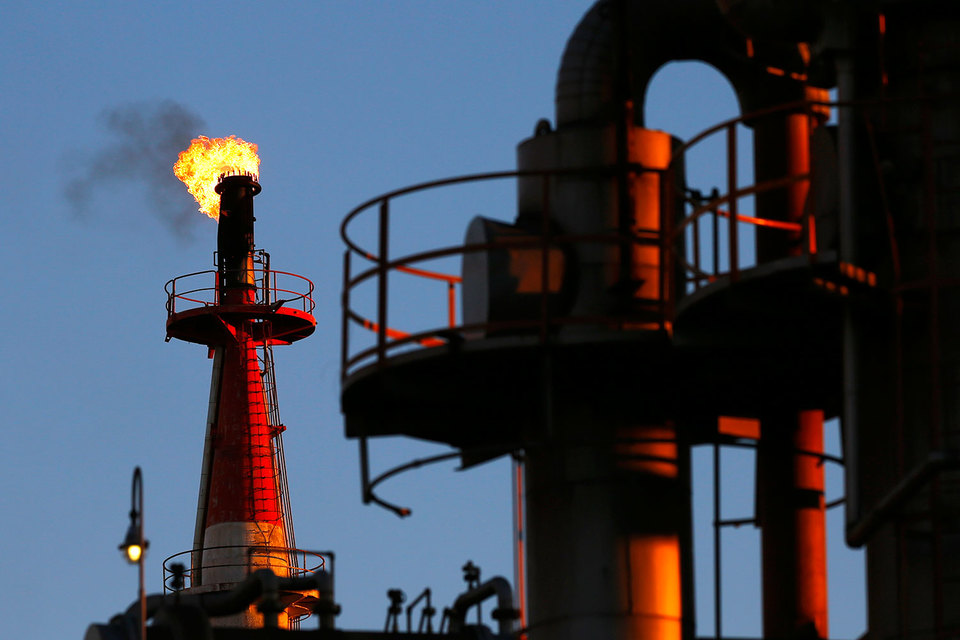 Котировки Brent могут упасть до $10 за баррель, считают в Standard Chartered