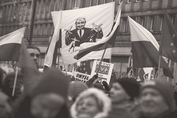 В Польше проходят многотысячные митинги протеста против изменений законодательства правящей партией