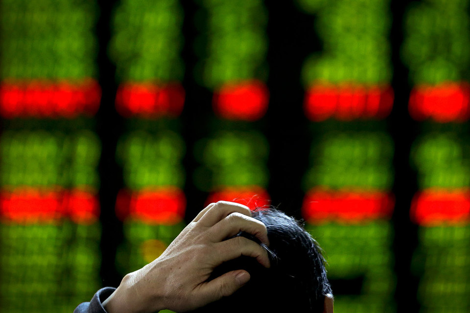 Во время обвала на фондовом рынке CSRC и НБК упрекали в том, что их действия, в том числе по поддержке курса юаня, противоречили друг другу