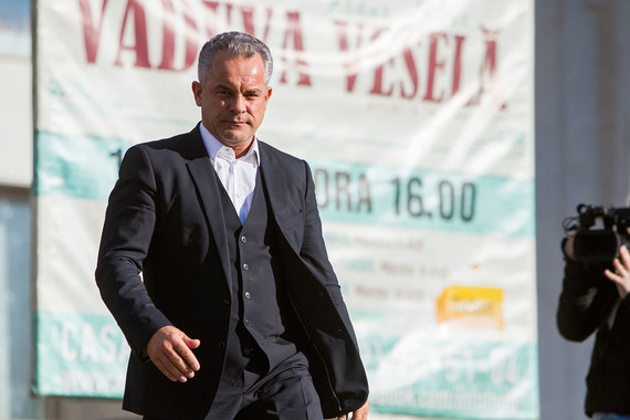Для выдвижения на пост премьер-министра местного олигарха Влада Плахотнюка (на фото) Демократическая партия в понедельник образовала парламентское большинство