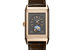 Часы Reverso мастера Jaeger-LeCoultre создали в 1931 г. В этом году мануфактура отмечает их 85-летний юбилей выпуском линий Reverso Classic, Reverso Tribute и Reverso One. Самая сложная модель – Reverso Tribute Calendar (на фото) с двумя независимыми циферблатами с индикаторами «день/ночь». С внешней стороны циферблата расположены индикаторы полного календаря, а с внутренней – указатель времени второго часового пояса