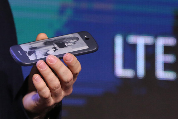 YotaPhone 2, по мнению аналитиков, при выходе на рынок стоит слишком дорого
