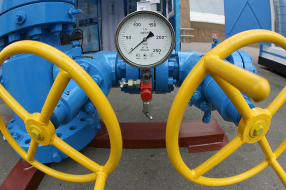 Согласно условию take-or-pay («бери-или-плати») «Нафтогаз Украины» должен был приобрести за этот период как минимум 10,485 млрд куб. м