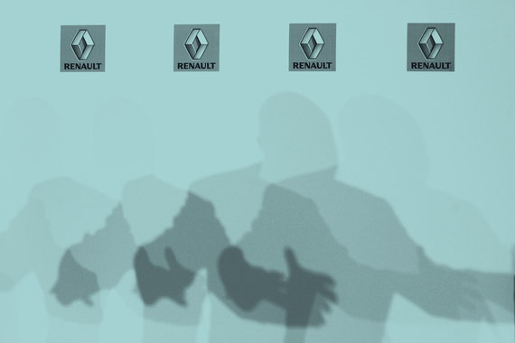 Шок и панику вызвала новость об обысках в техцентрах Renault для проверки системы контроля за выбросами автомобилей