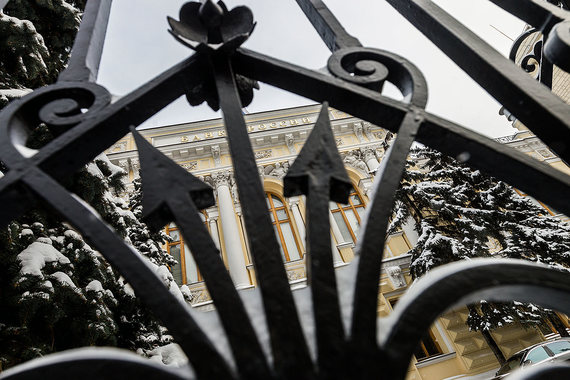 Банки просят ЦБ защитить их от падения рубля
