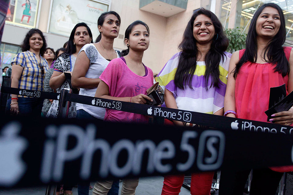 До сих пор сравнительно дорогие смартфоны iPhone не слишком успешно продавались на индийском рынке