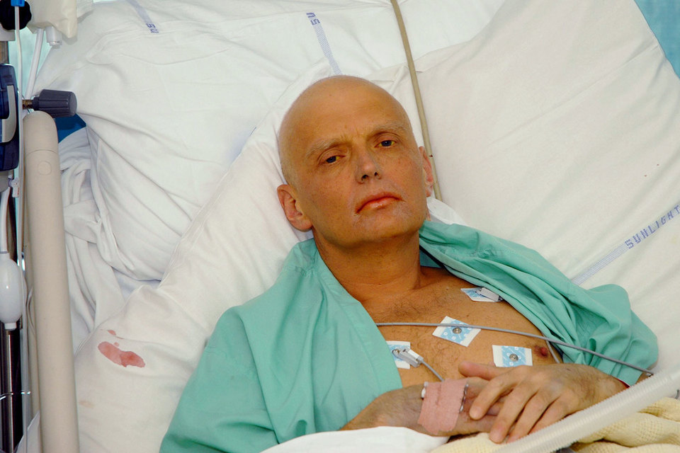 По версии британской полиции, Литвиненко отравили полонием-210 в чашке чая и он умер через три недели после отравления