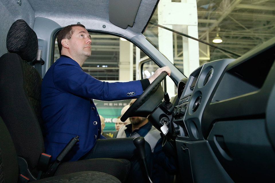 Медведев оценил пользу от поддержки автопрома в 2016 году