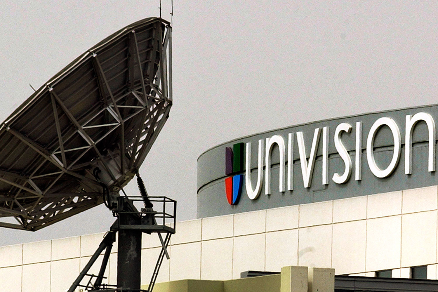 “Univision“ телекомпанийн сэтгүүлчдийг саатуулжээ