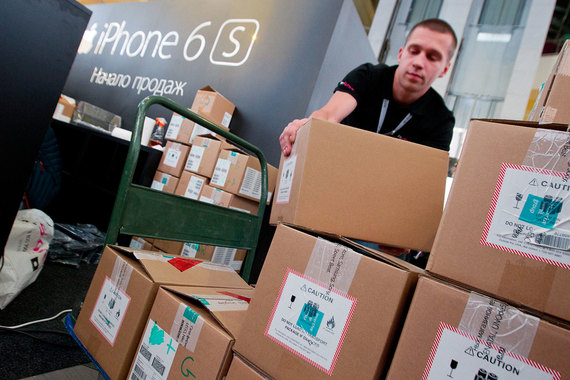 На iPhone приходится примерно две трети всех доходов Apple, и замедление роста продаж этих устройств ставит под угрозу рост бизнеса в целом