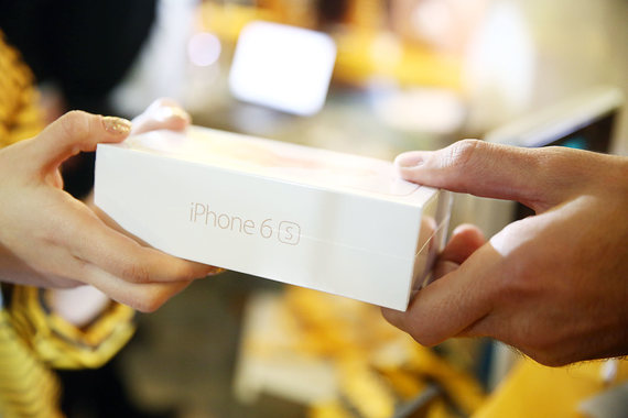 Apple прогнозирует первый с 2003 года спад продаж iPhone