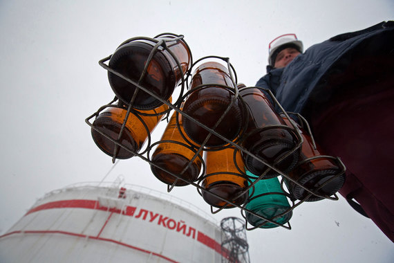 «Лукойл» обсуждает возможность организации своповых поставок нефти в Иран со своих месторождений на Каспии, передал «Интерфакс» со ссылкой на заместителя министра энергетики Анатолия Яновского