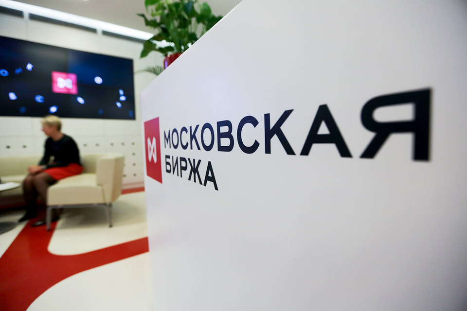 Котировки Московской биржи падали в четверг на 7% на информации о том, что китайская инвестиционная корпорация Chengdong продает свою долю в этой компании