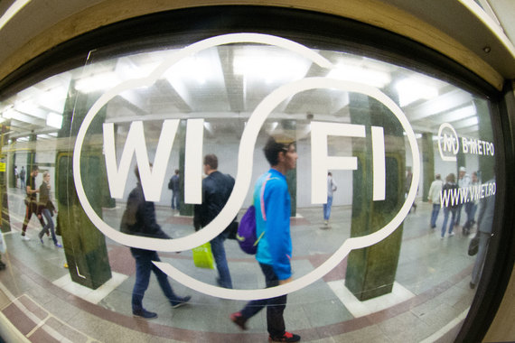 WiFi в Московском метрополитене появился в декабре 2014 г. Получить бесплатный доступ к ней пользователи могут, просматривая короткие видеоролики партнеров сети