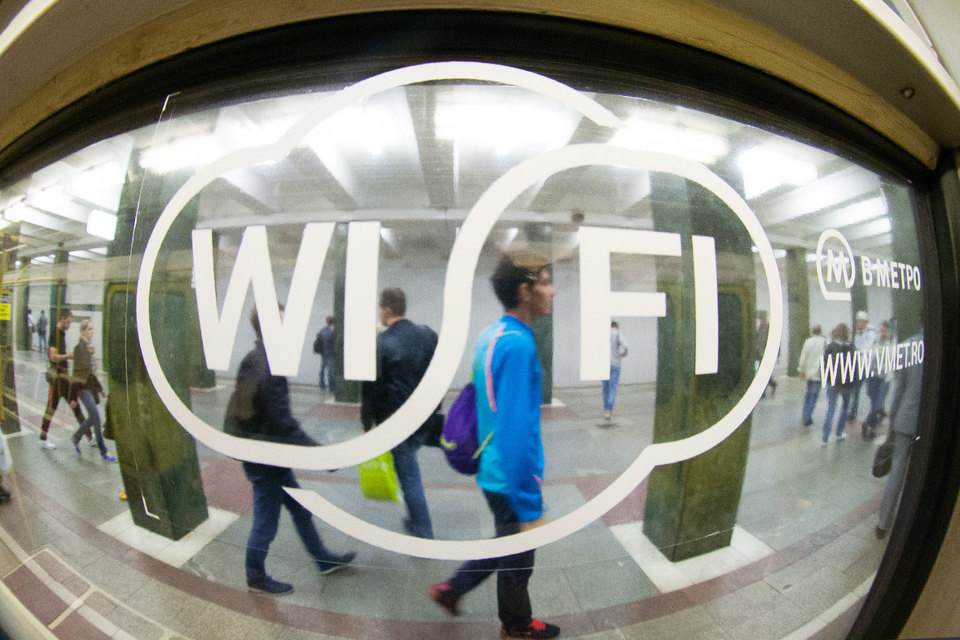WiFi в Московском метрополитене появился в декабре 2014 г. Получить бесплатный доступ к ней пользователи могут, просматривая короткие видеоролики партнеров сети