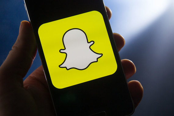 Интерфейс Snapchat позволяет бесконечно смотреть видео, и это не требует от пользователя постоянного выбора