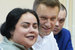 В суде адвокаты Навального и Офицерова неоднократно ходатайствовали о закрытии дела, однако им в этом было отказано. На фото политик с адвокатами Светланой Давыдовой и Вадимом Кобзевым