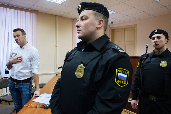 Алексей Навальный (слева) так и не услышал в Ленинском районном суде Кирова ничего для себя нового
