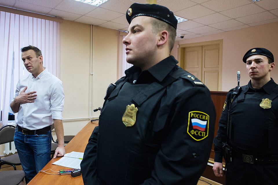 Алексей Навальный (слева) так и не услышал в Ленинском районном суде Кирова ничего для себя нового