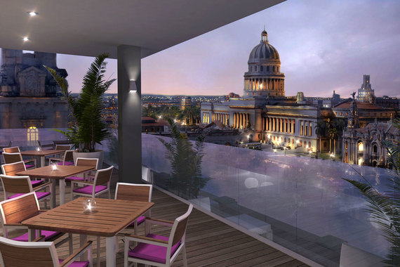 Вид с террасы отеля Gran Hotel Manzana Kempinski La Habana на центр Гаваны