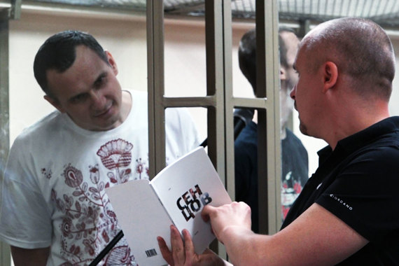 Главный герой показан за решеткой, но внутренне он свободнее многих тех, кто находится на воле