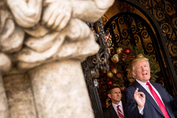 У Майка Флинна (слева от президента Дональда Трампа) был не один разговор с российским послом о санкциях, хотя даже коллег он уверял в обратном