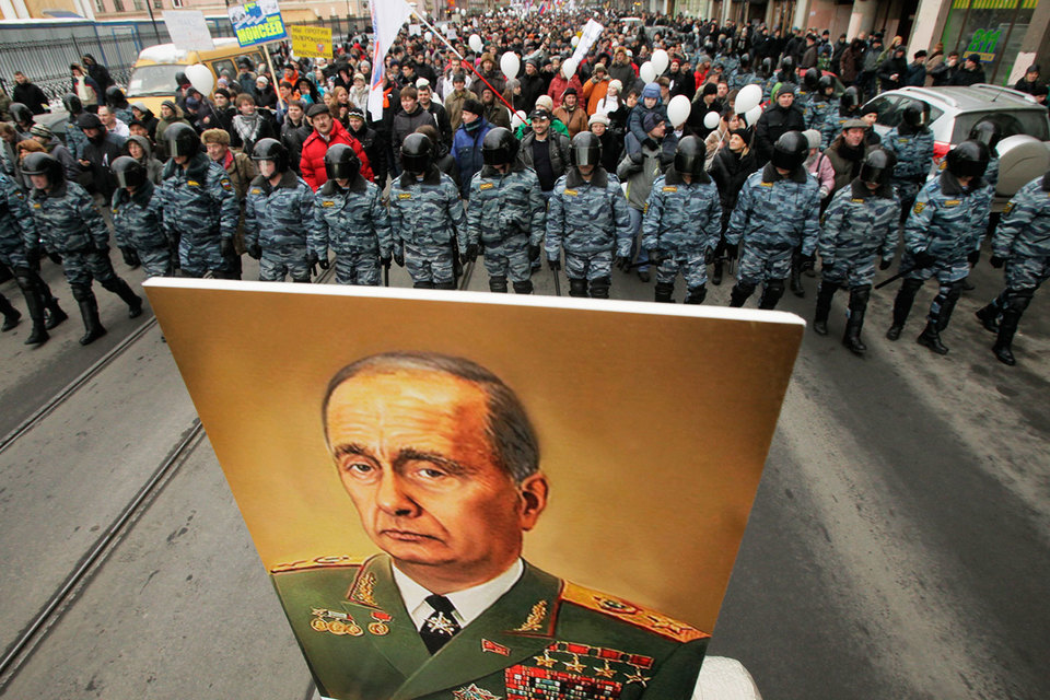 Лучшими для жизни в стране россияне считают эпохи Владимира Путина и Леонида Брежнева, выяснили социологи