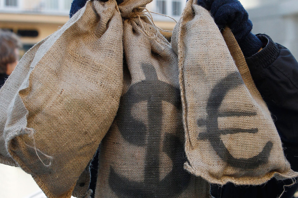 Эксперты советуют хранить сбережения в двух или трех валютах