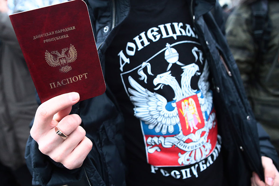 Паспорта ДНР (на фото) теперь пригодятся и в России