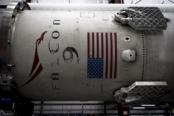 Запуск Falcon 9 с грузовой капсулой Dragon прошел без сбоев, хотя накануне аналогичная попытка запуска была прервана из-за технической неполадки через 10 секунд после команды на старт