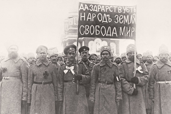 Необходим детальный анализ изменений в общественной, социальной и хозяйственной сферах, причин переворота в психологии миллионов крестьян, горожан и солдат