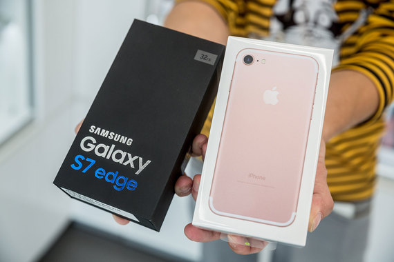 Цены на флагманы Samsung колебались сильнее, чем на iPhone, выяснила ФАС