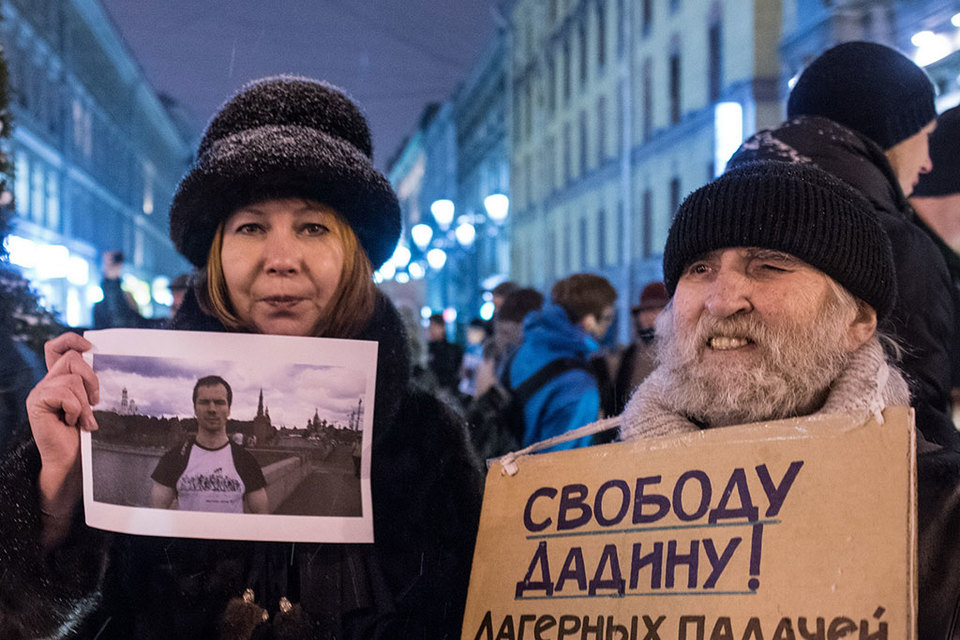 «Дадина освободить из-под стражи, признать за ним право на реабилитацию», — говорится в решении президиума. На фото: участники пикета в защиту активиста