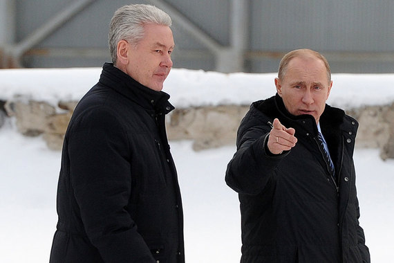 Президент Владимир Путин (справа) указал путь жителям московских пятиэтажек