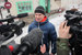 Освобожденный Дадин поблагодарил всех, кто его поддерживал. «Главное, почему я выжил в тех условиях, в которых я был, – это честные люди. Жена моя в сердцах иногда говорила, что в России нет гражданского общества. Но если бы в России не было гражданского общества, то не было бы и меня», – заявил после освобождения активист (цитата по BBC)