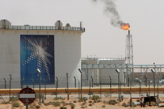 Конкуренция среди производителей нефти на мировом рынке растет, а эти сделки – часть стратегии Saudi Aramco по инвестированию в нефтепереработку с целью обеспечить спрос на свою нефть