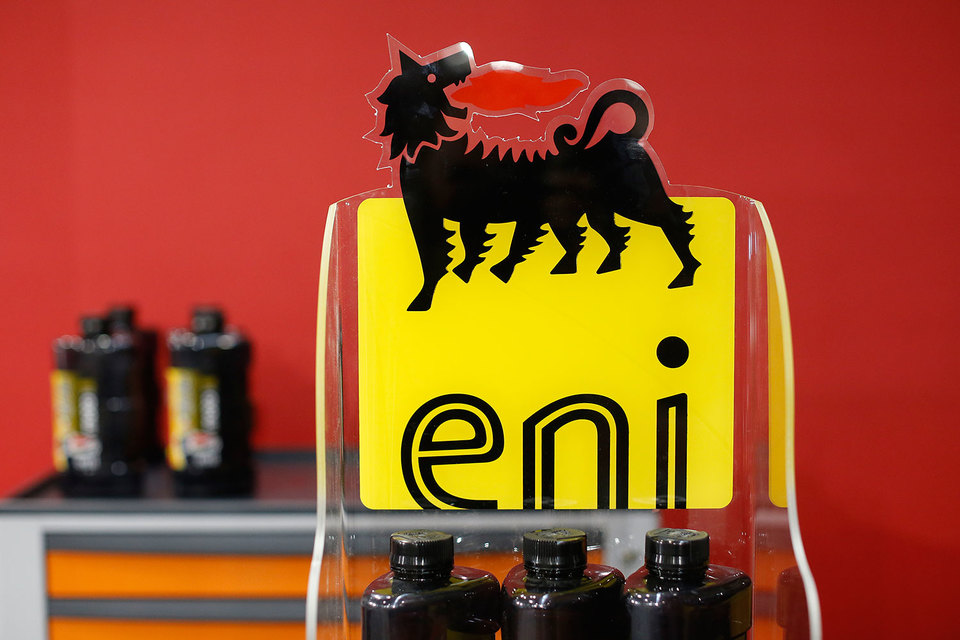 Eni обещает начать добычу на крупнейшем месторождении газа в Средиземном море в конце года. Компания в отличие от многих конкурентов инвестирует в добычу